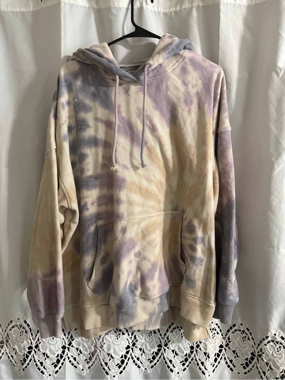 American Eagle Outfitters Tie-Dye Crewneck Hoodie in Cream & Lavender